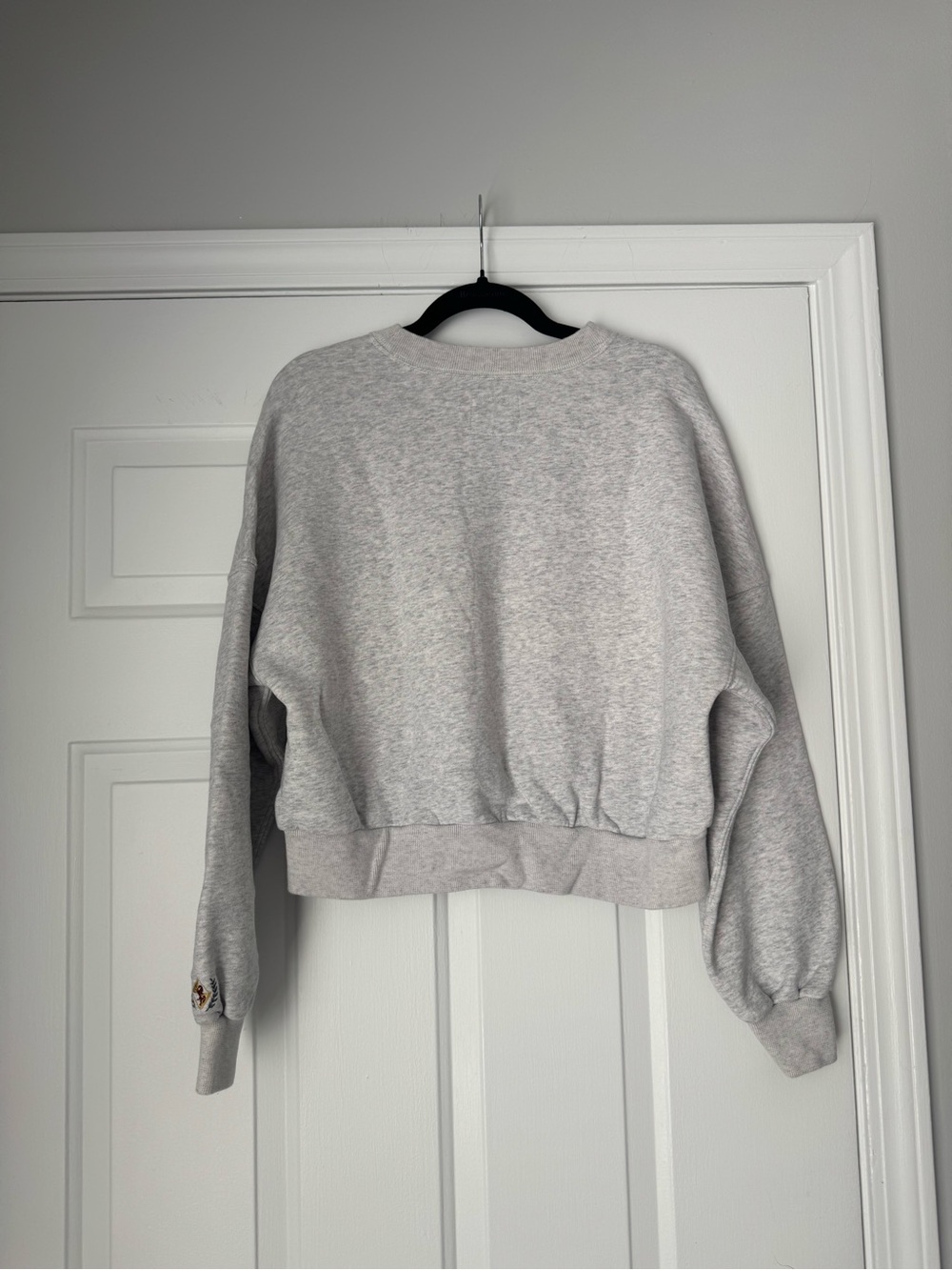 Abercrombie and Fitch Hotel Mer Cropped Crewneck Sweatshirt - Picture 3 of 6